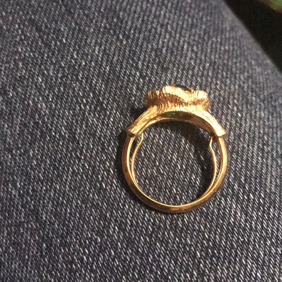 NWOT. GOLD TONE RING WITH GREEN STONE - ADJUSTS - Picture 2 of 2